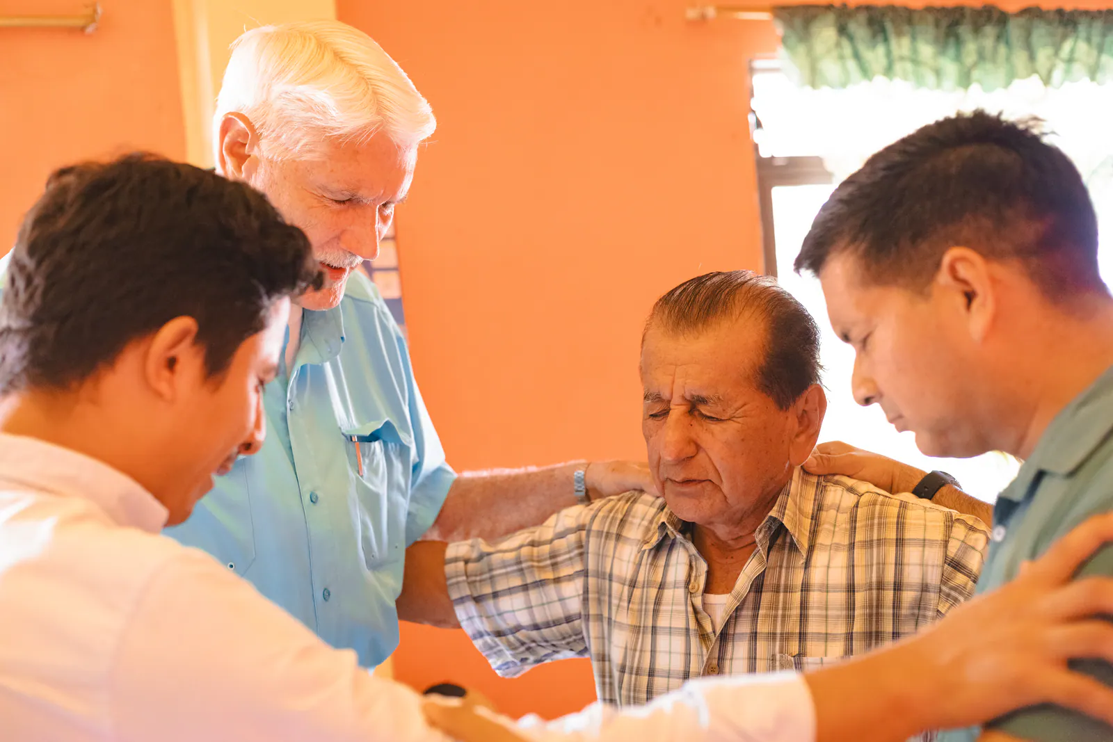 Pastores oran con un hermano pastor durante un momento personal de ánimo.