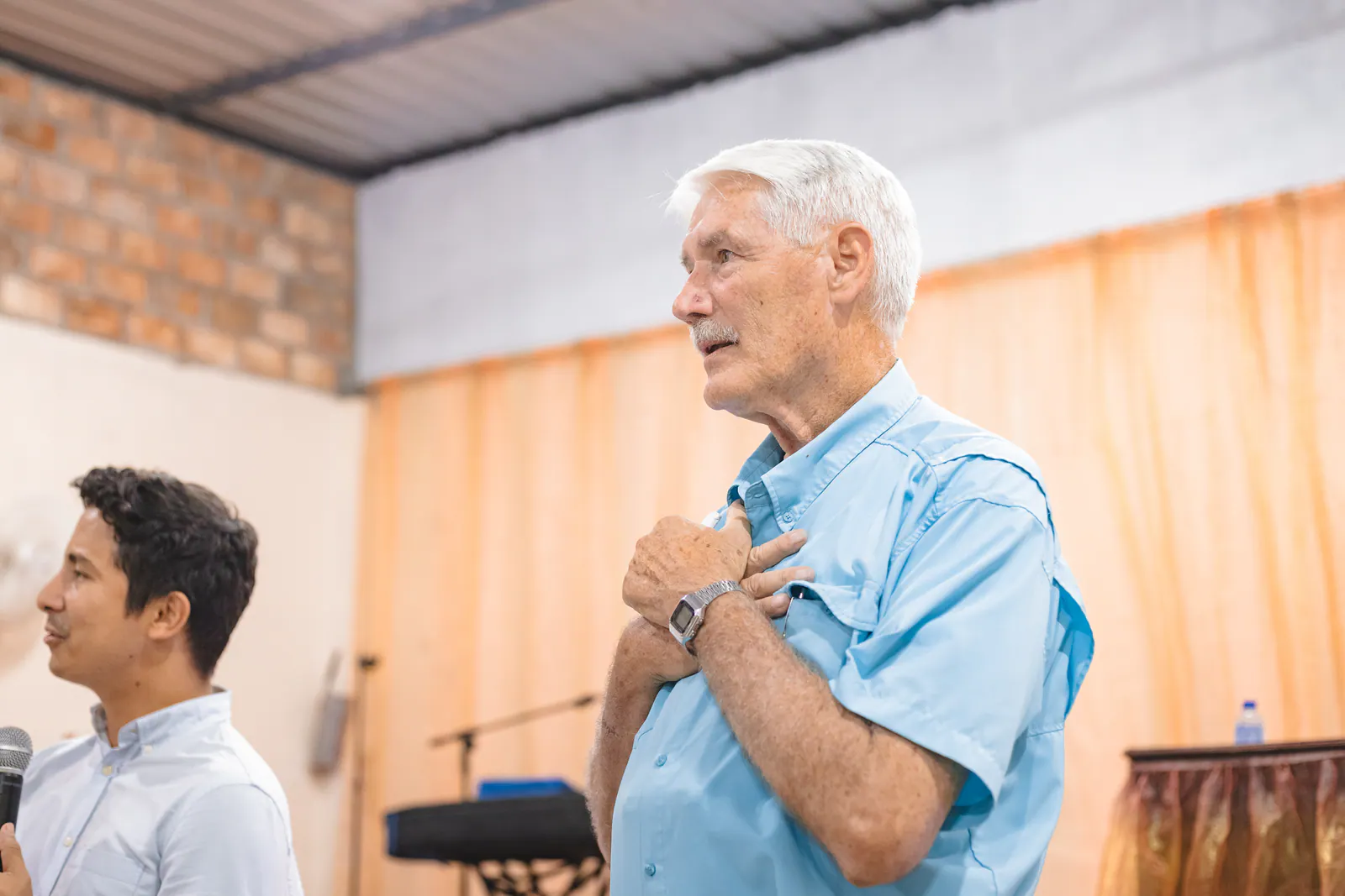 Russell enseña durante una sesión de capacitación pastoral mientras Israel escucha a su lado.