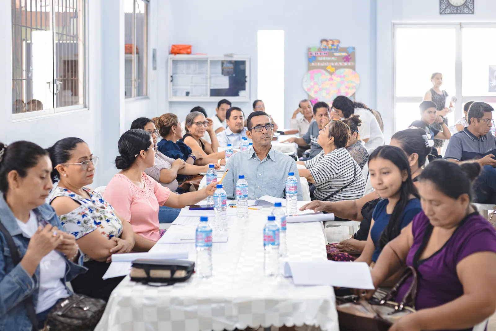 Pastores estudian juntos alrededor de una mesa con apuntes y materiales ministeriales.