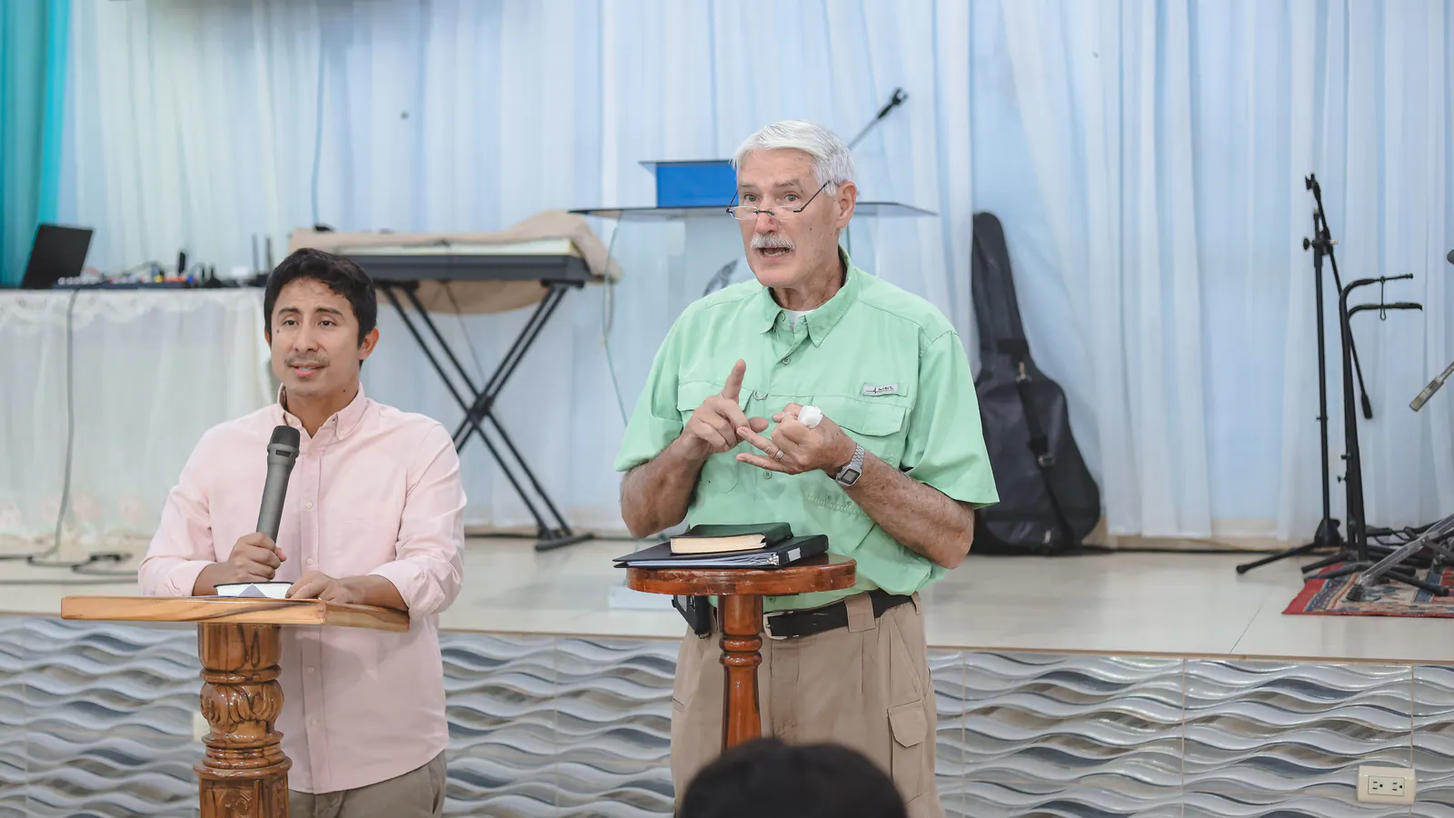 Russell enseña mientras Israel interpreta durante un encuentro de capacitación pastoral en Ecuador.